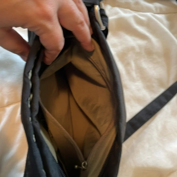 Baggallini crossbody bag Black 6 different compartments w/ flaps/zips/magnets. - Picture 9 of 15